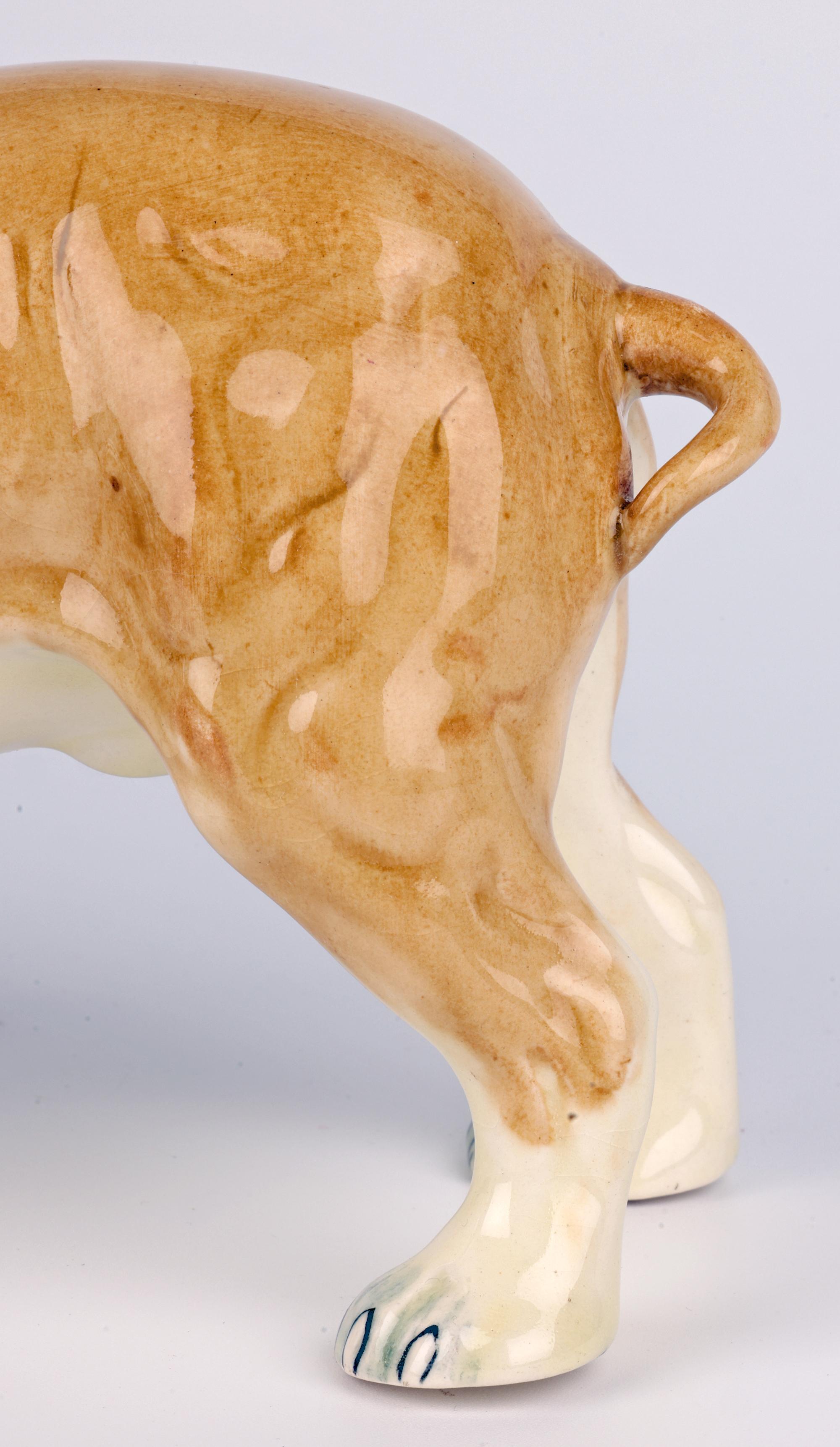 Anglais Staffordshire Mid-Century Figure en céramique peinte à la main représentant un bouledogue britannique en vente