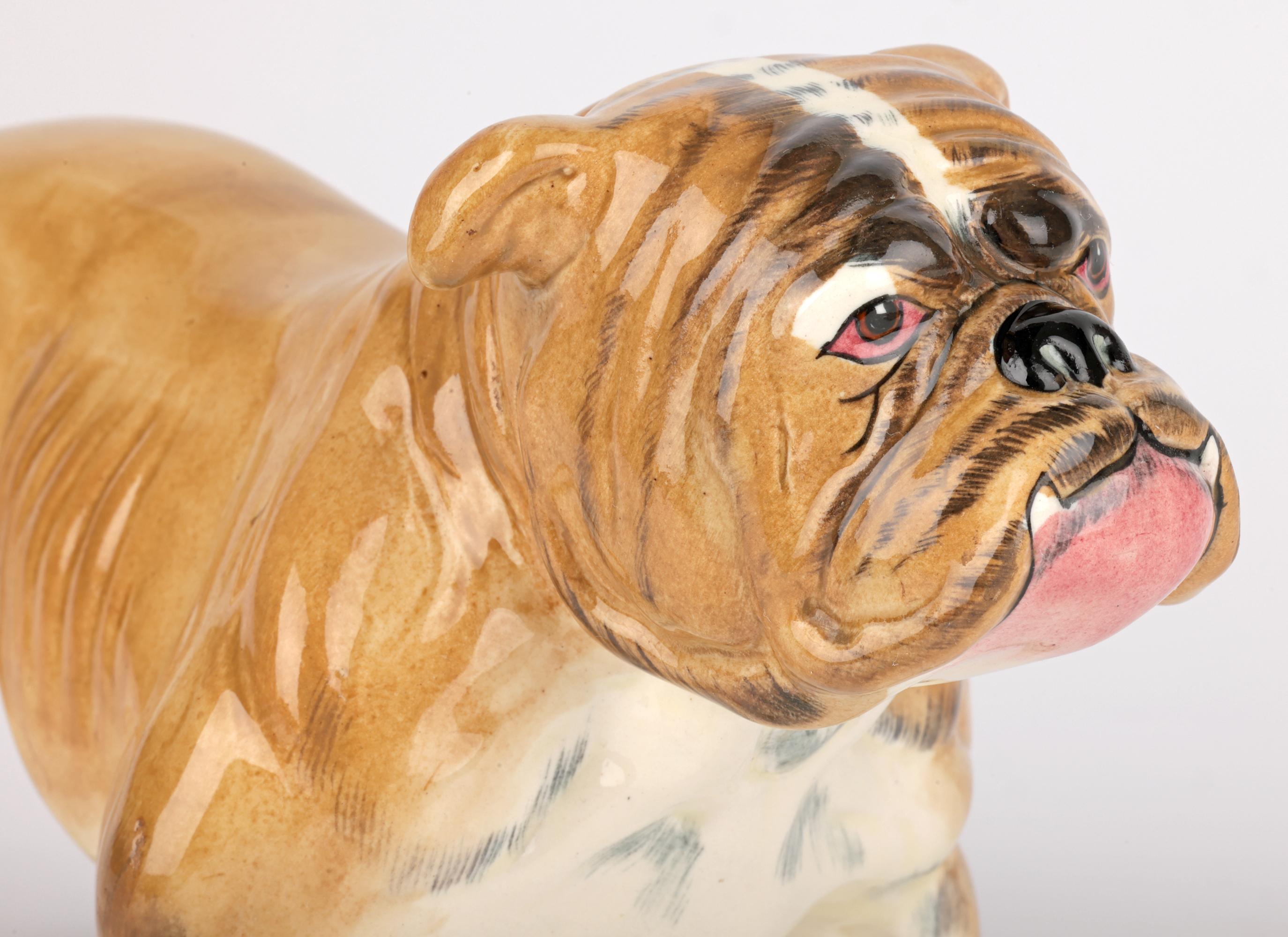 Vernissé Staffordshire Mid-Century Figure en céramique peinte à la main représentant un bouledogue britannique en vente