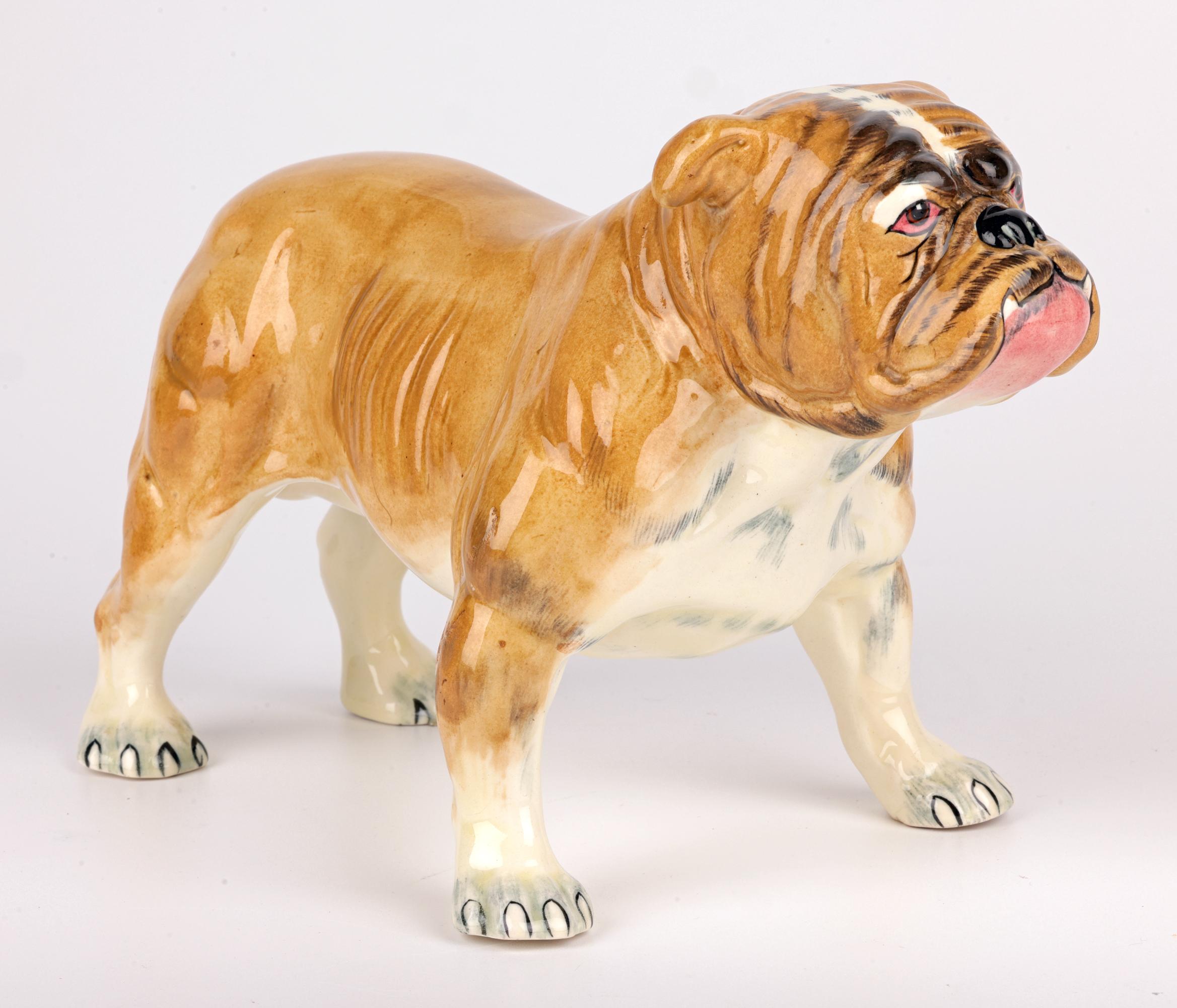 Staffordshire Mid-Century Figure en céramique peinte à la main représentant un bouledogue britannique Bon état - En vente à Bishop's Stortford, Hertfordshire