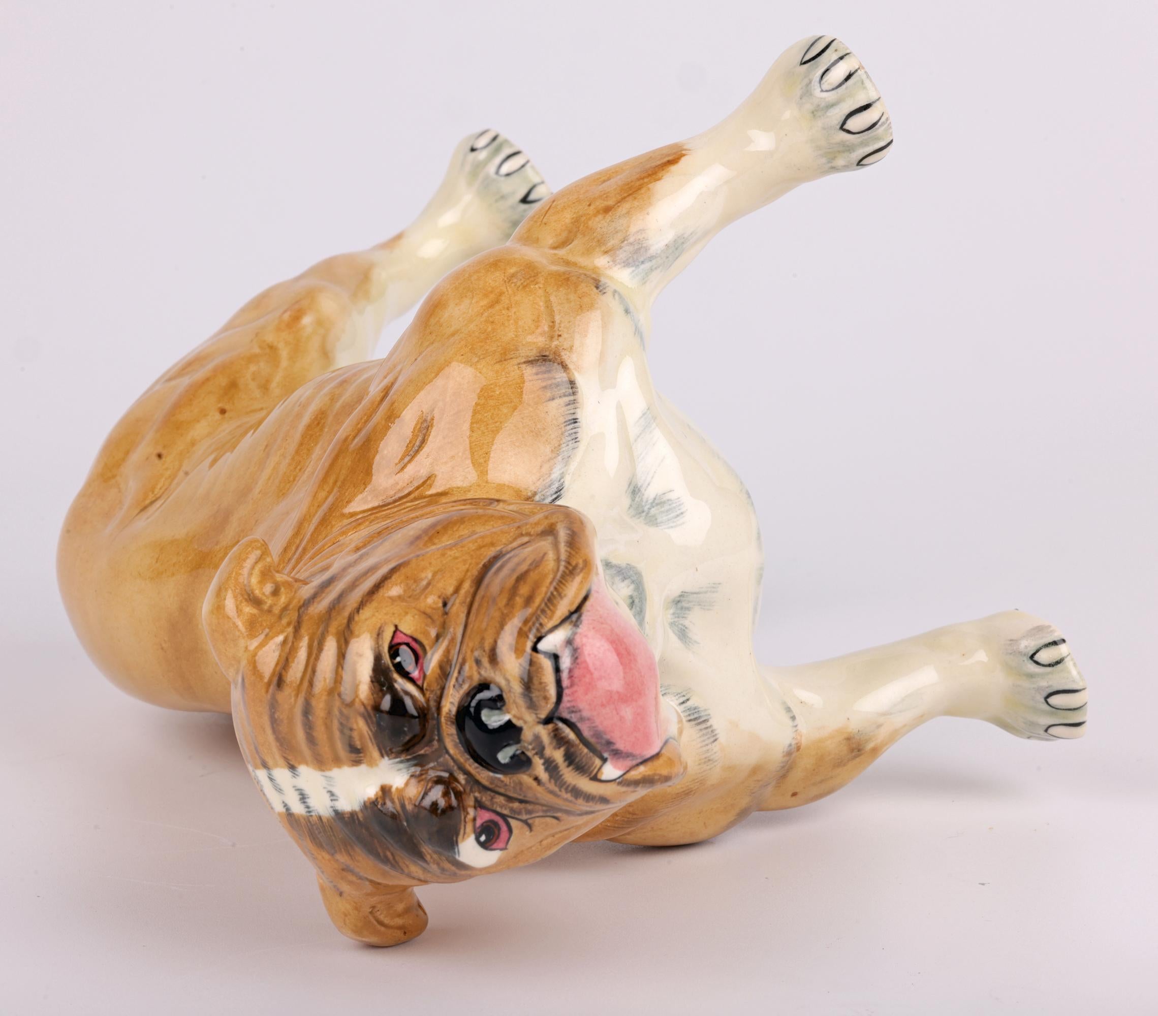 Milieu du XXe siècle Staffordshire Mid-Century Figure en céramique peinte à la main représentant un bouledogue britannique en vente