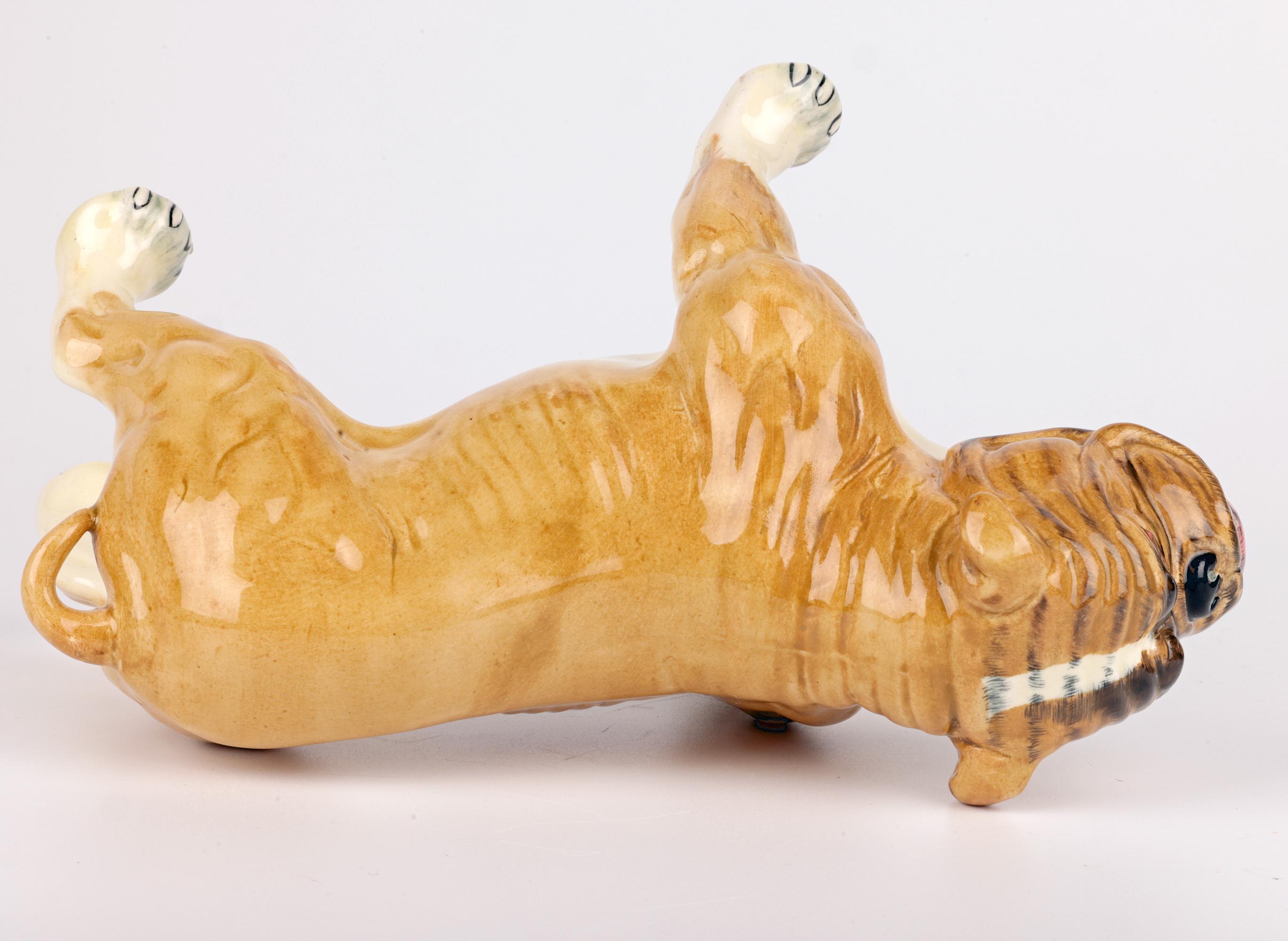 Staffordshire Mid-Century Figure en céramique peinte à la main représentant un bouledogue britannique en vente 1