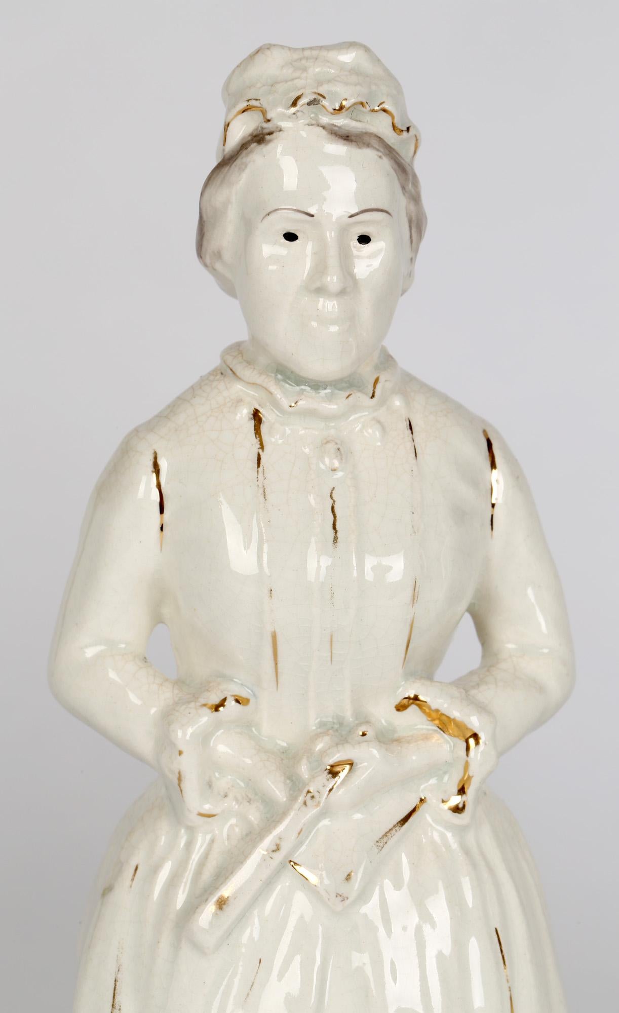 Ein seltenes Paar politischer Figuren aus Staffordshire-Keramik mit dem Titel Mr. & Mrs. Gladstone aus dem späten 19. Jahrhundert. Die Gussfiguren stellen den Premierminister William Ewart Gladstone dar, der eine Schriftrolle in der Hand hält und