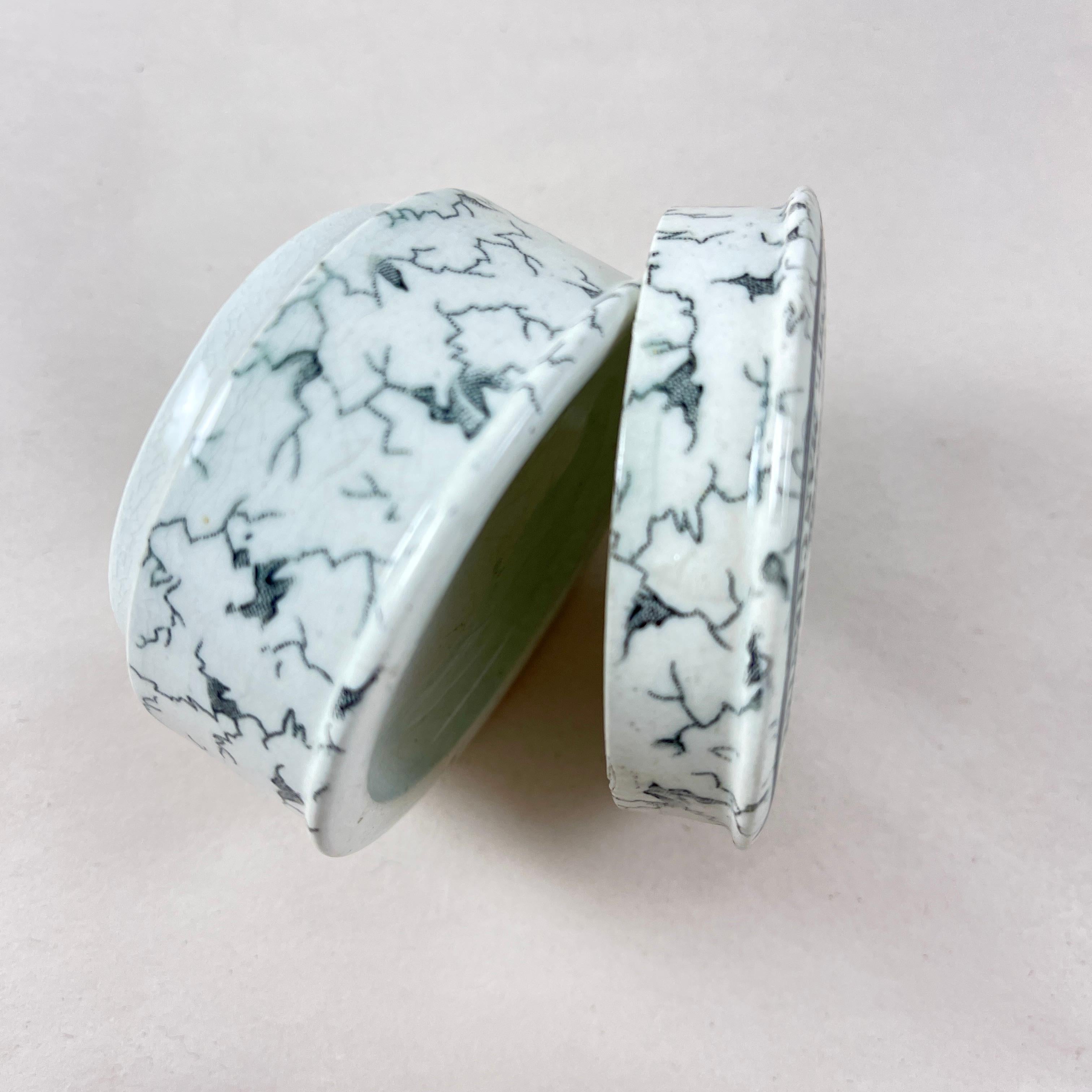 Vittoriano Vaso con coperchio in Staffordshire Oriental Tooth Paste, 1880 ca. in vendita