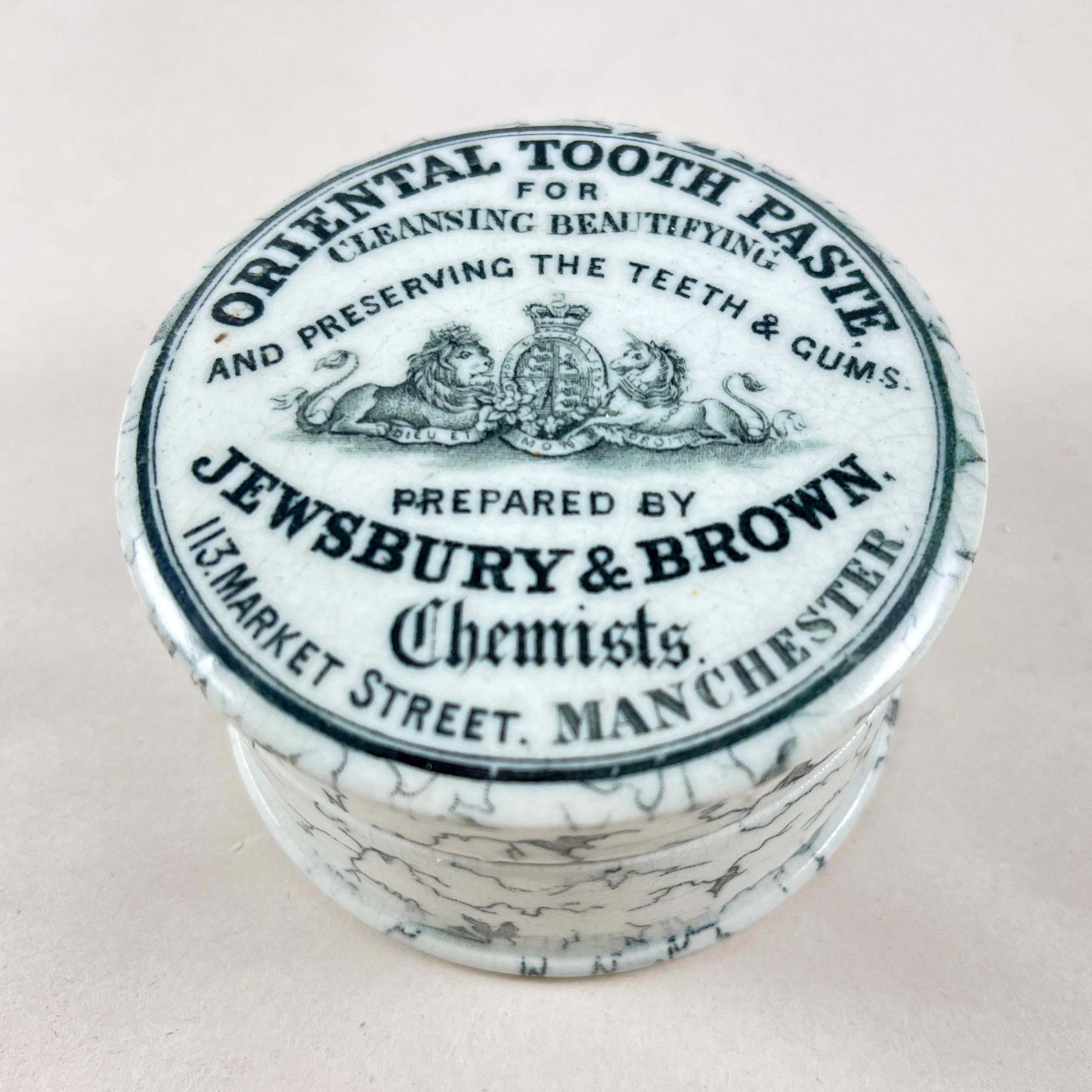 Inglese Vaso con coperchio in Staffordshire Oriental Tooth Paste, 1880 ca. in vendita
