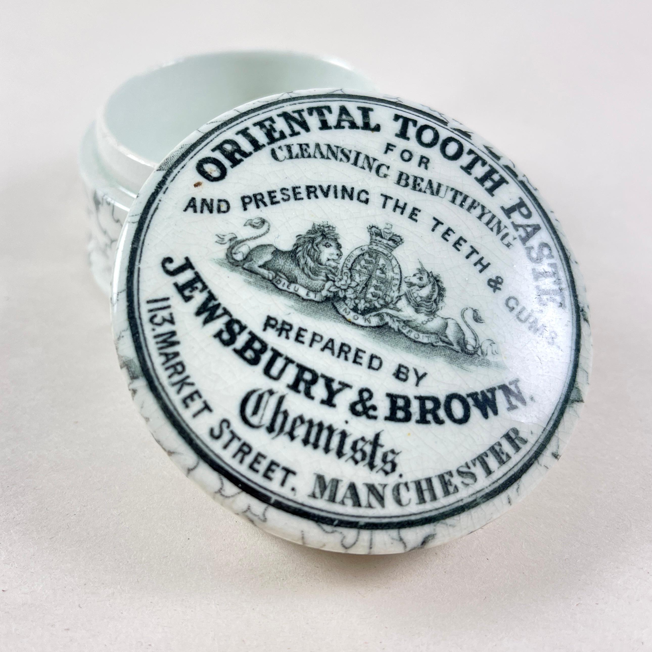 Vaso con coperchio in Staffordshire Oriental Tooth Paste, 1880 ca. In condizioni buone in vendita a Philadelphia, PA