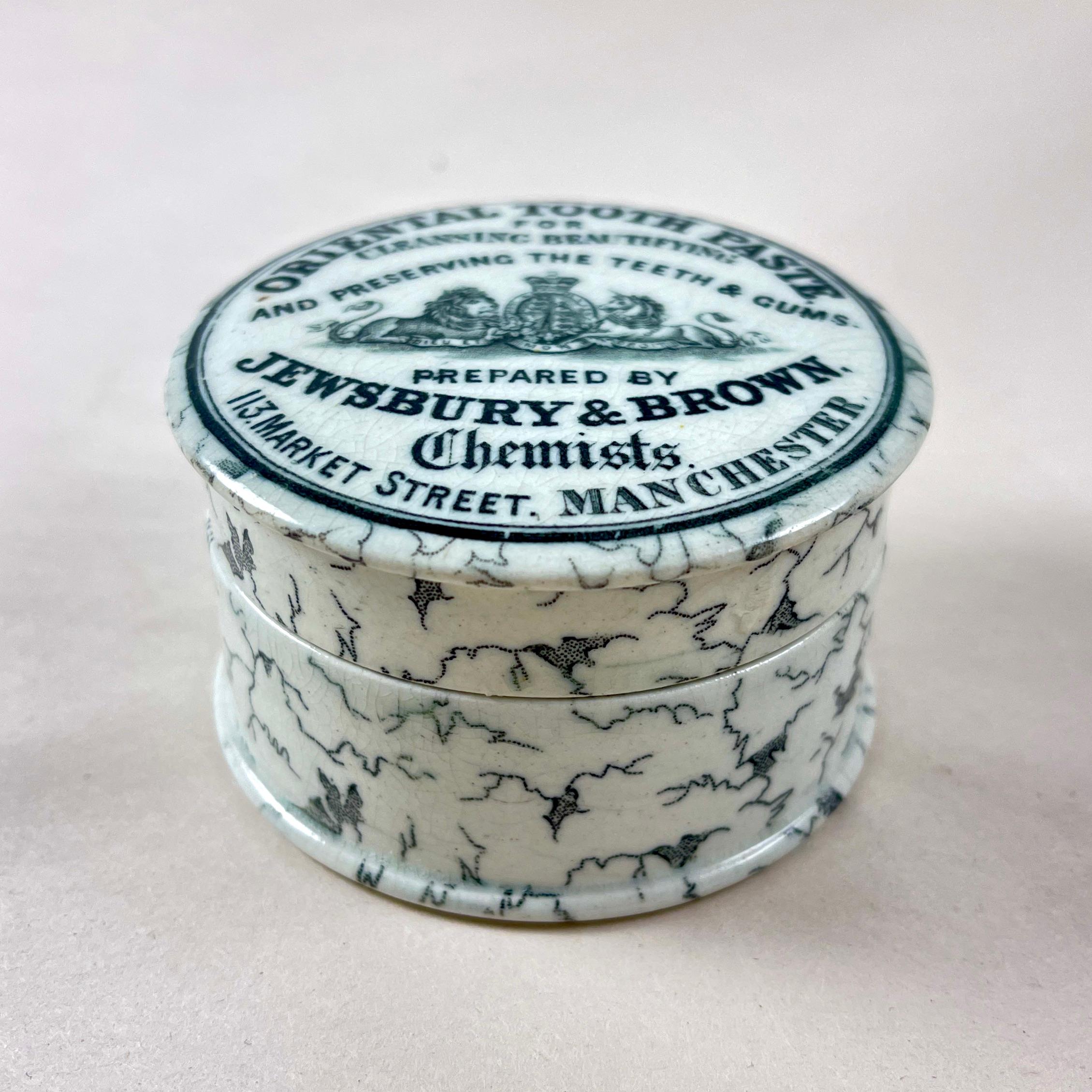 XIX secolo Vaso con coperchio in Staffordshire Oriental Tooth Paste, 1880 ca. in vendita