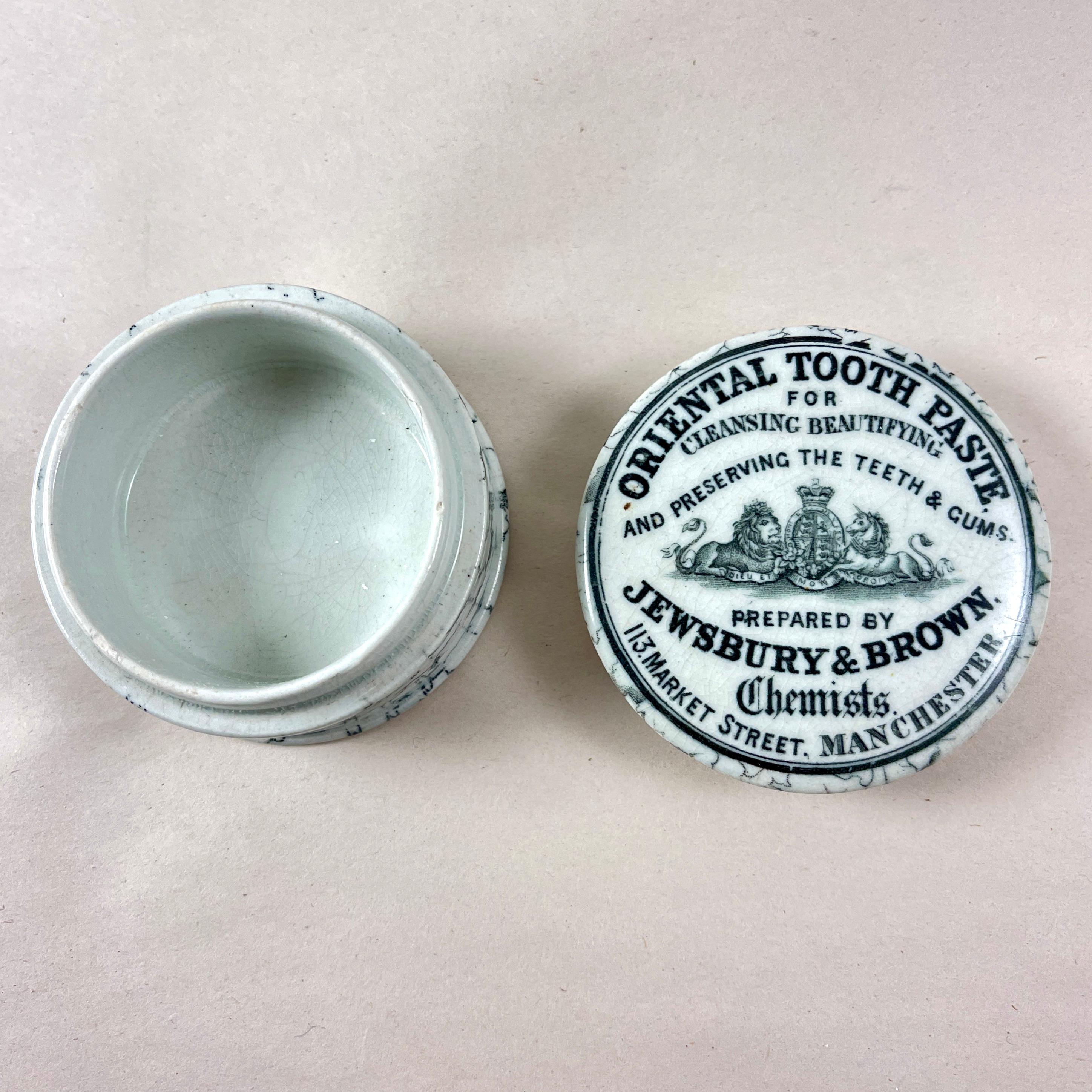 Vaso con coperchio in Staffordshire Oriental Tooth Paste, 1880 ca. in vendita 1