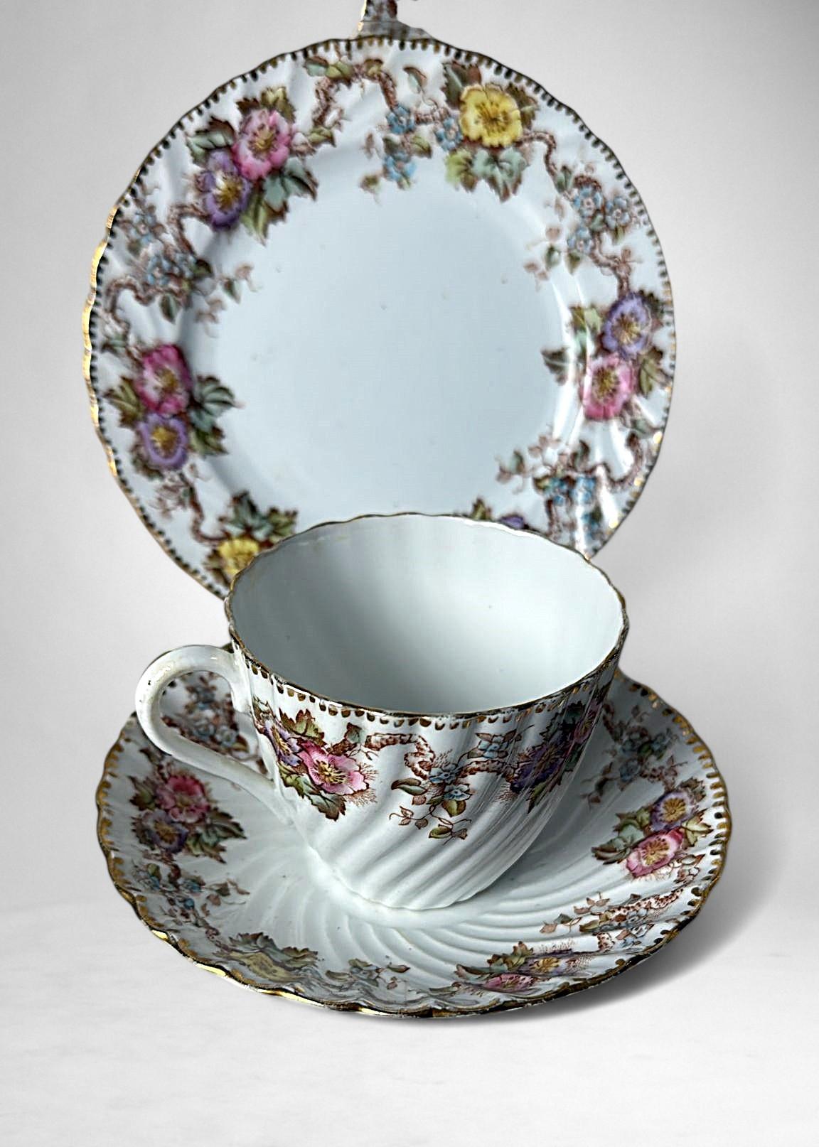 Coppia di tazze da caffè/tè con piattini e vassoio da dessert dello Staffordshire in vendita 4