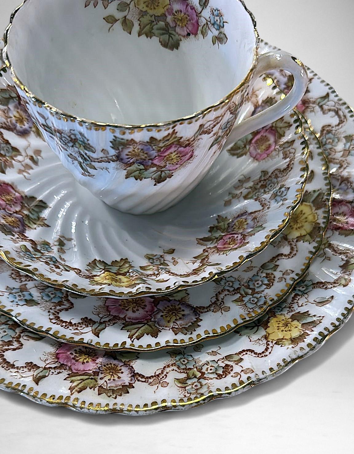 Coppia di tazze da caffè/tè con piattini e vassoio da dessert dello Staffordshire in vendita 5