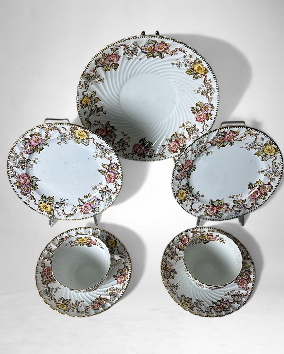 Primo vittoriano Coppia di tazze da caffè/tè con piattini e vassoio da dessert dello Staffordshire in vendita