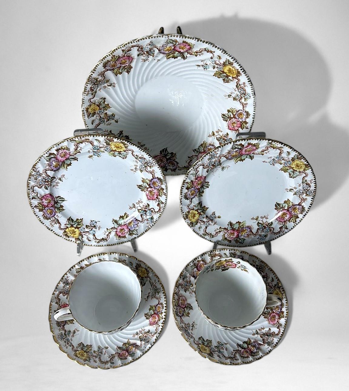 Britannico Coppia di tazze da caffè/tè con piattini e vassoio da dessert dello Staffordshire in vendita