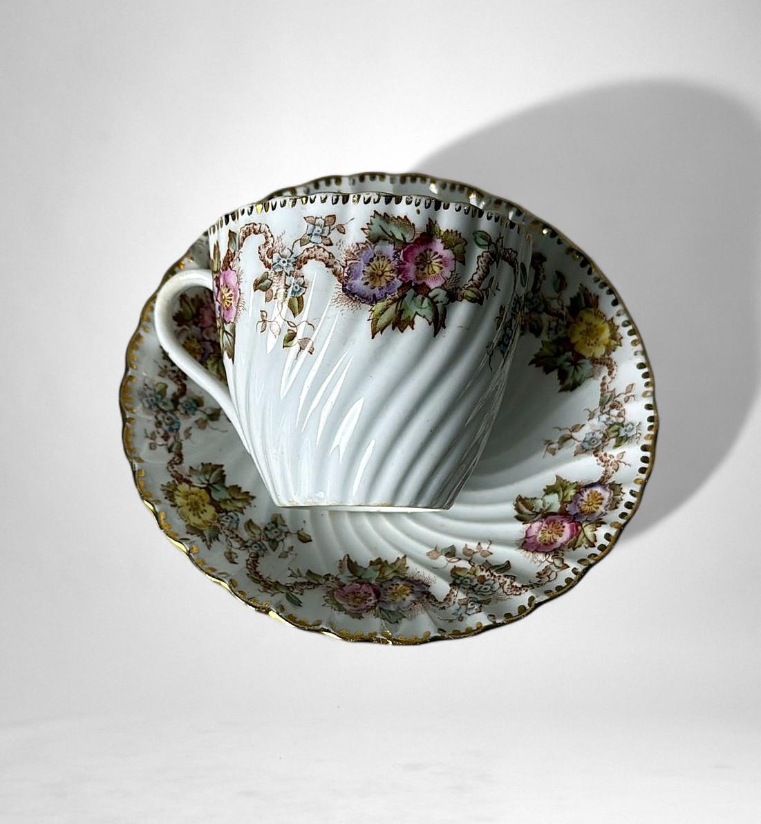 Coppia di tazze da caffè/tè con piattini e vassoio da dessert dello Staffordshire In condizioni buone in vendita a Prato, Tuscany