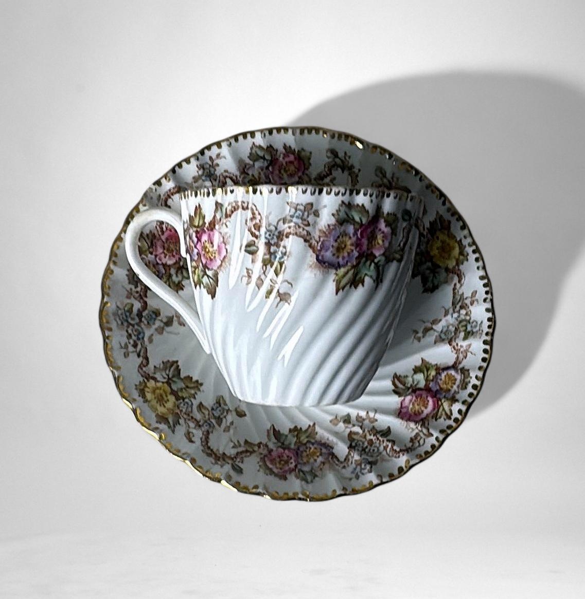 XIX secolo Coppia di tazze da caffè/tè con piattini e vassoio da dessert dello Staffordshire in vendita