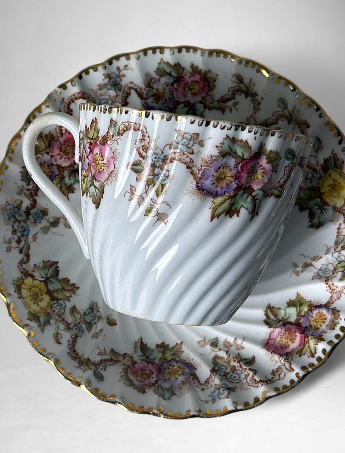 Porcellana Coppia di tazze da caffè/tè con piattini e vassoio da dessert dello Staffordshire in vendita