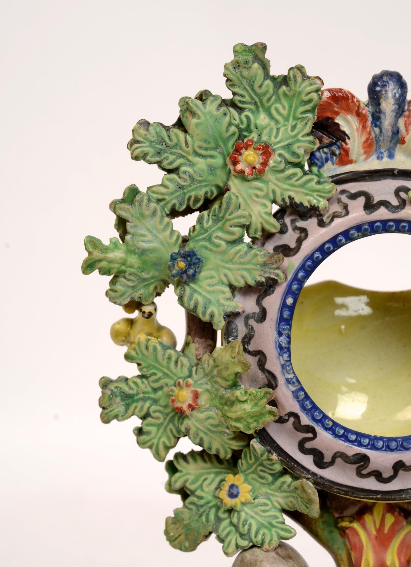 Peint Porte-montre à figure de bocage en céramique perlée de Staffordshire:: vers 1820 en vente