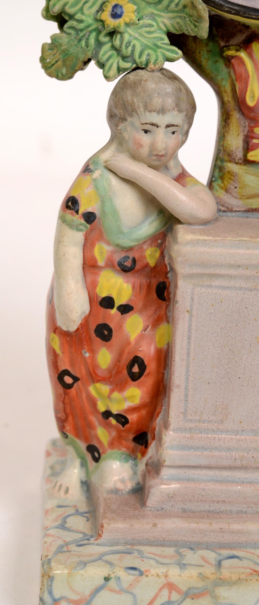 Staffordshire Perlenwaren Bocage Figur Uhrenhalter:: um 1820 im Zustand „Gut“ im Angebot in valatie, NY