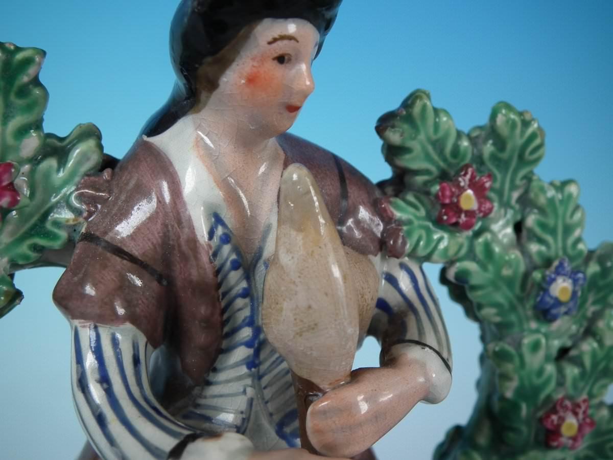 Figura di pifferaio Bocage in ceramica perlata dello Staffordshire in vendita 2