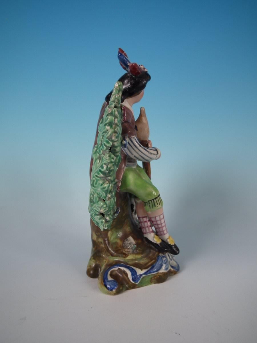 Inglese Figura di pifferaio Bocage in ceramica perlata dello Staffordshire in vendita