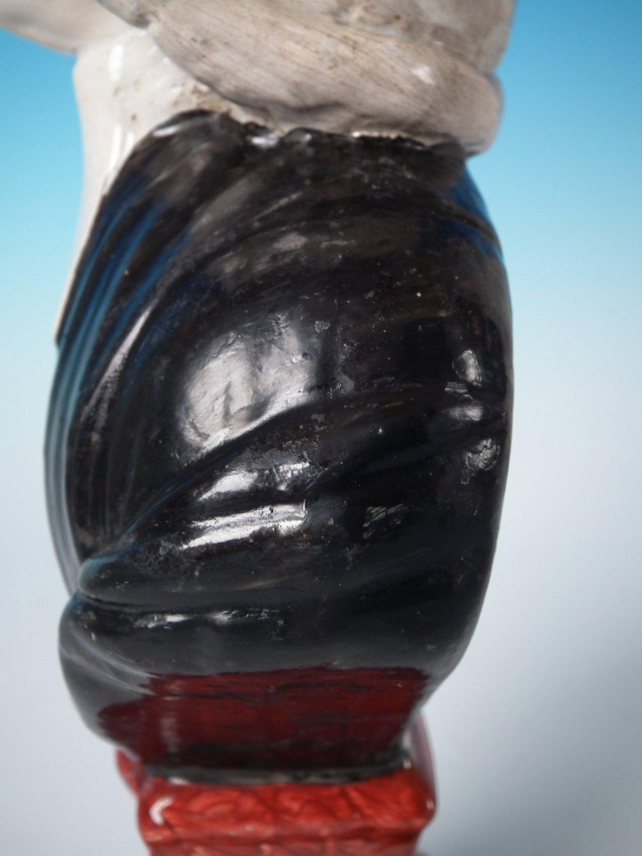 Perlenbüste aus Staffordshire-Keramik mit religiösem Thema, die John Wesley darstellt und auf einem Sockel ruht. Dekoriert 