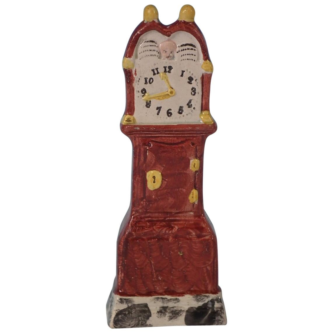 Lange Gehäuseuhr aus Staffordshire-Perlenware