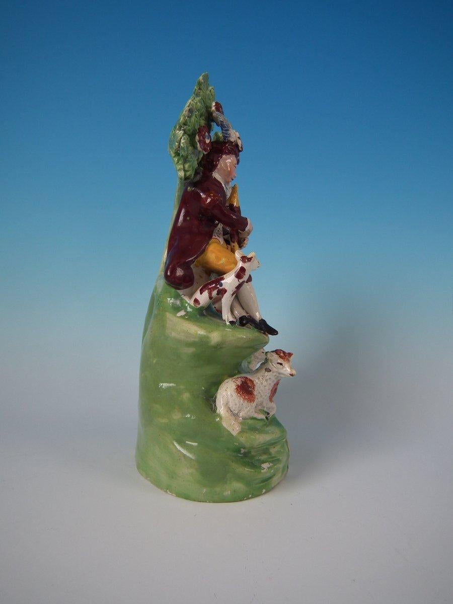 Staffordshire Pottery pearlware bocage Figur mit einem musikalischen Thema, das ein Paar zeigt, das vor einem Baum sitzt und Musikinstrumente spielt. Schafe und Hunde um sie herum, sitzend auf einem geformten Sockel. Dekoriert 