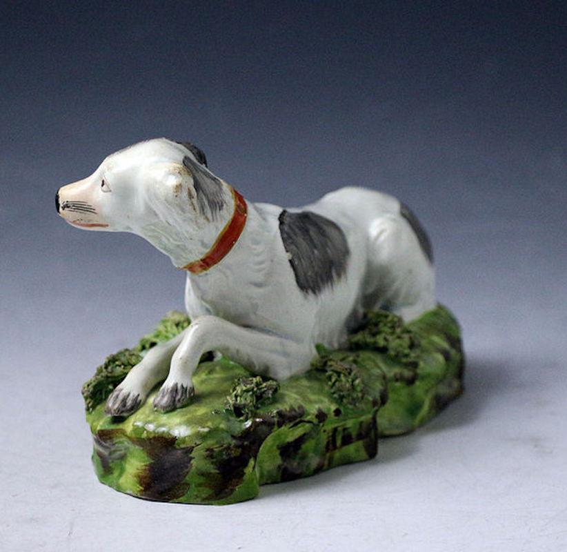 Staffordshire Pearlware Pottery Setter Dog on Green Rocky Base, circa 1820 In Good Condition In Woodstock, OXFORDSHIRE