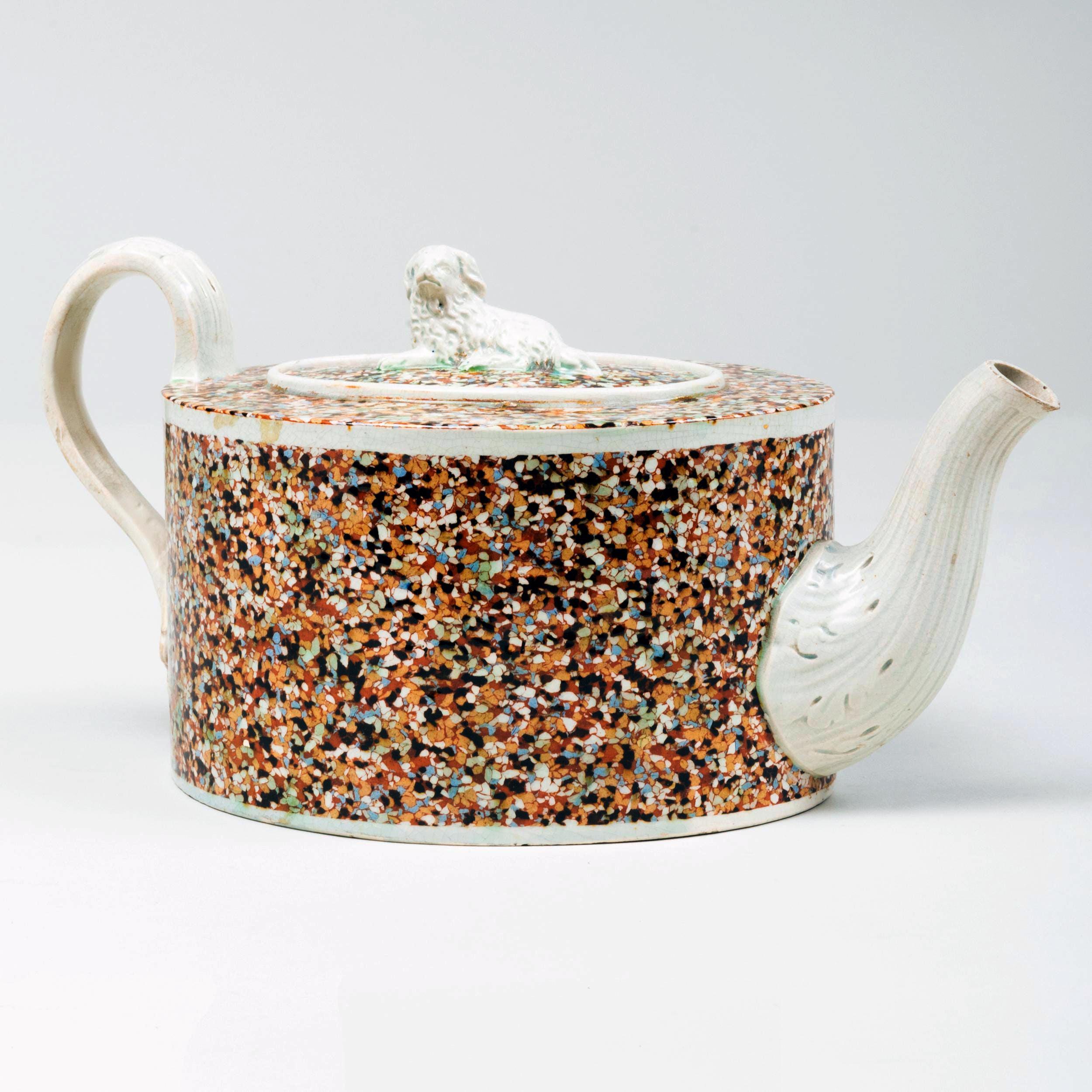 Staffordshire Perlengeschirr Teekanne und Deckel mit eingelegter Achatoberfläche (18. Jahrhundert) im Angebot