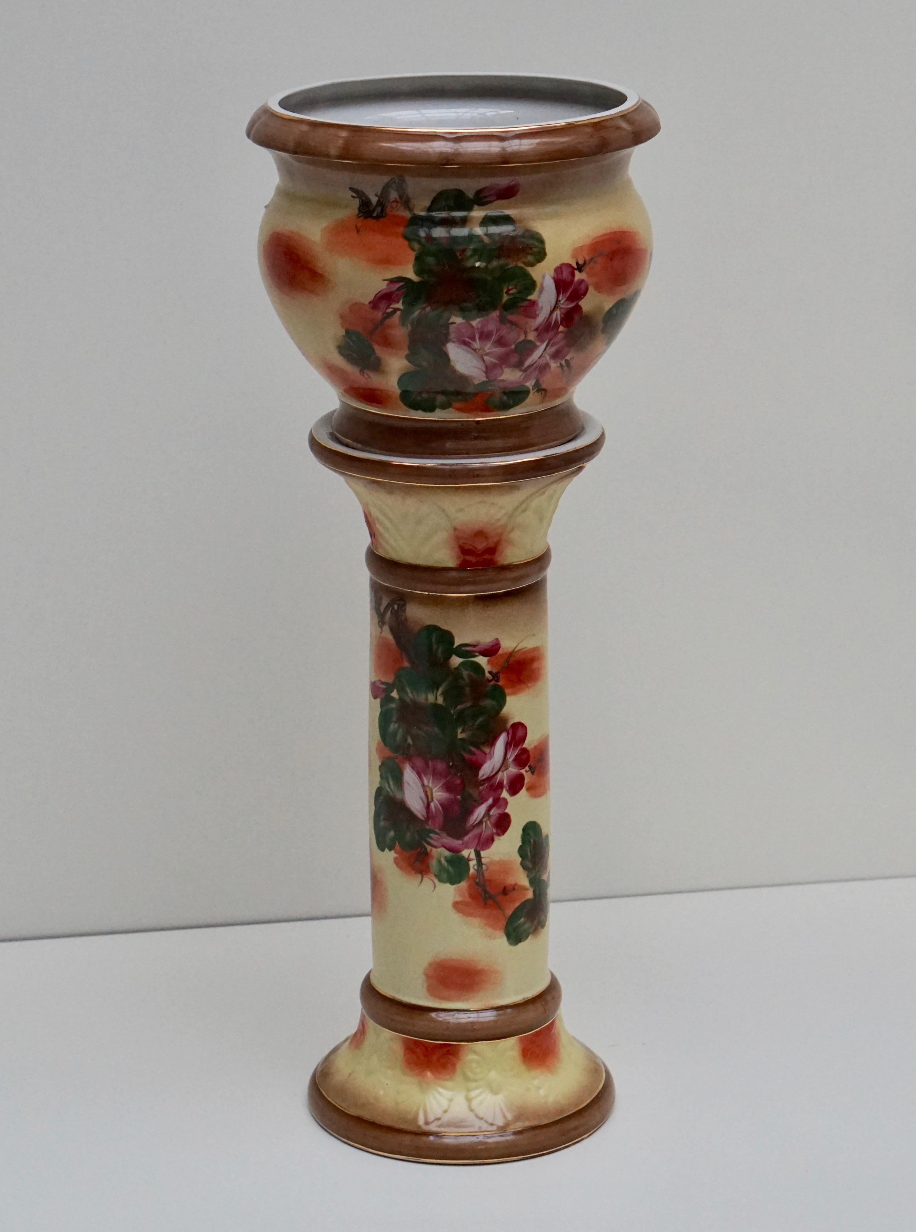 England, an attractive and large Staffordshire ceramic one of a kind hand thrown and richly glazed pot vessel on a stand decorated with beautiful flowers.
Ceramic flower pedestal/Cachepot.
Measures: Height column 61cm, diameter 27 cm.
Height
