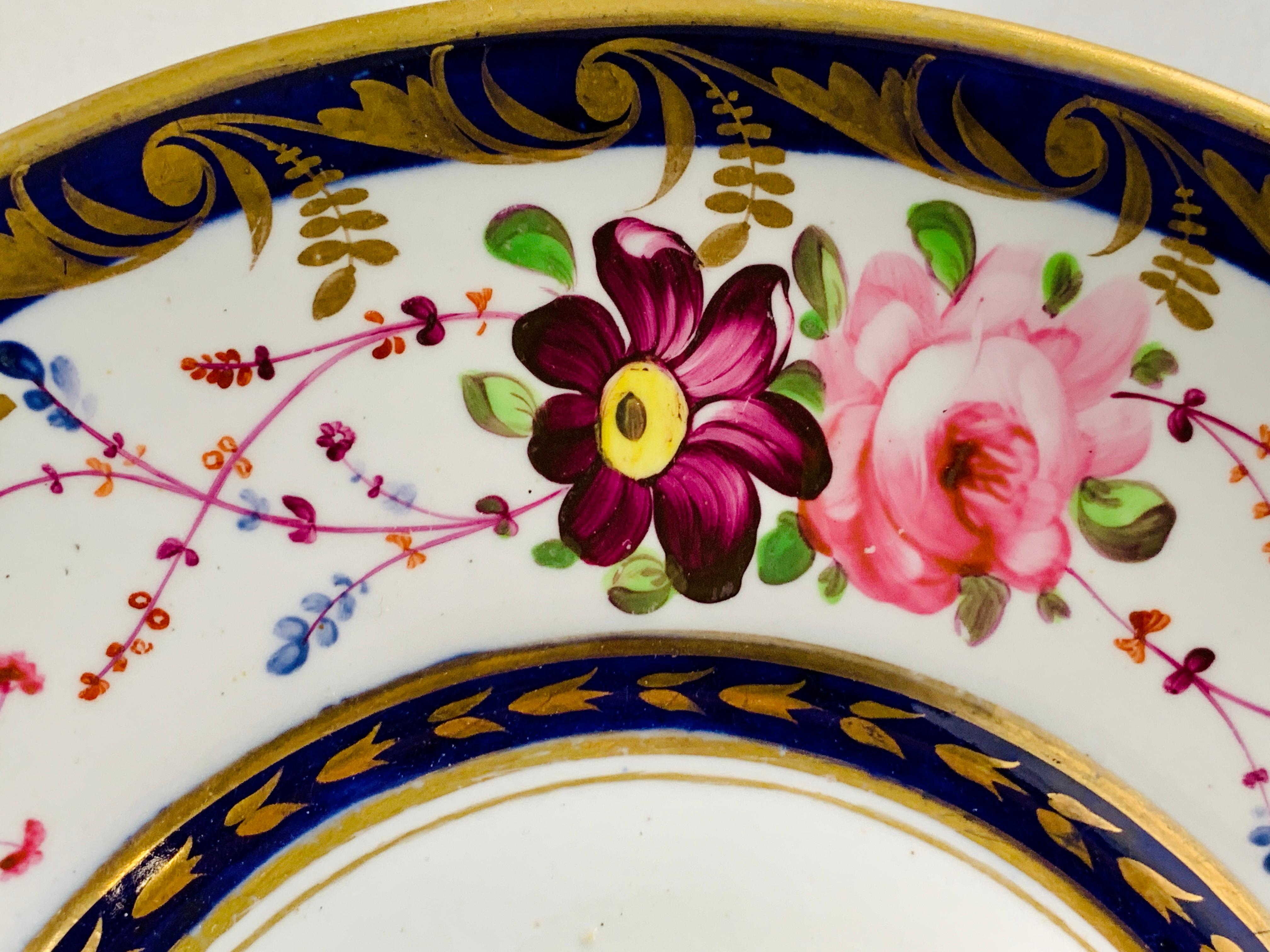 Regency Plat ancien en porcelaine anglaise fabriqué en Angleterre vers 1820 décoré de roses en vente