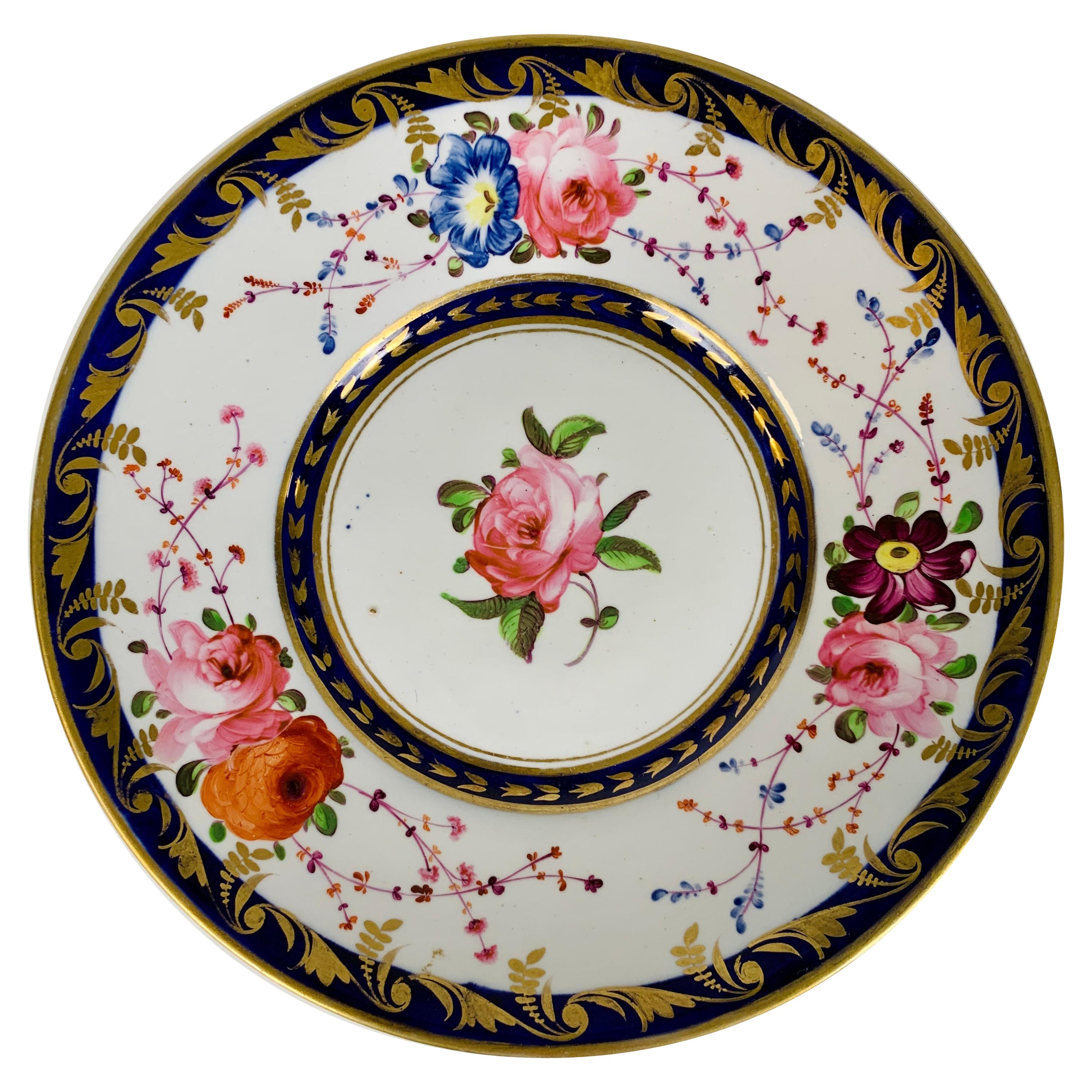 Plat ancien en porcelaine anglaise fabriqué en Angleterre vers 1820 décoré de roses en vente