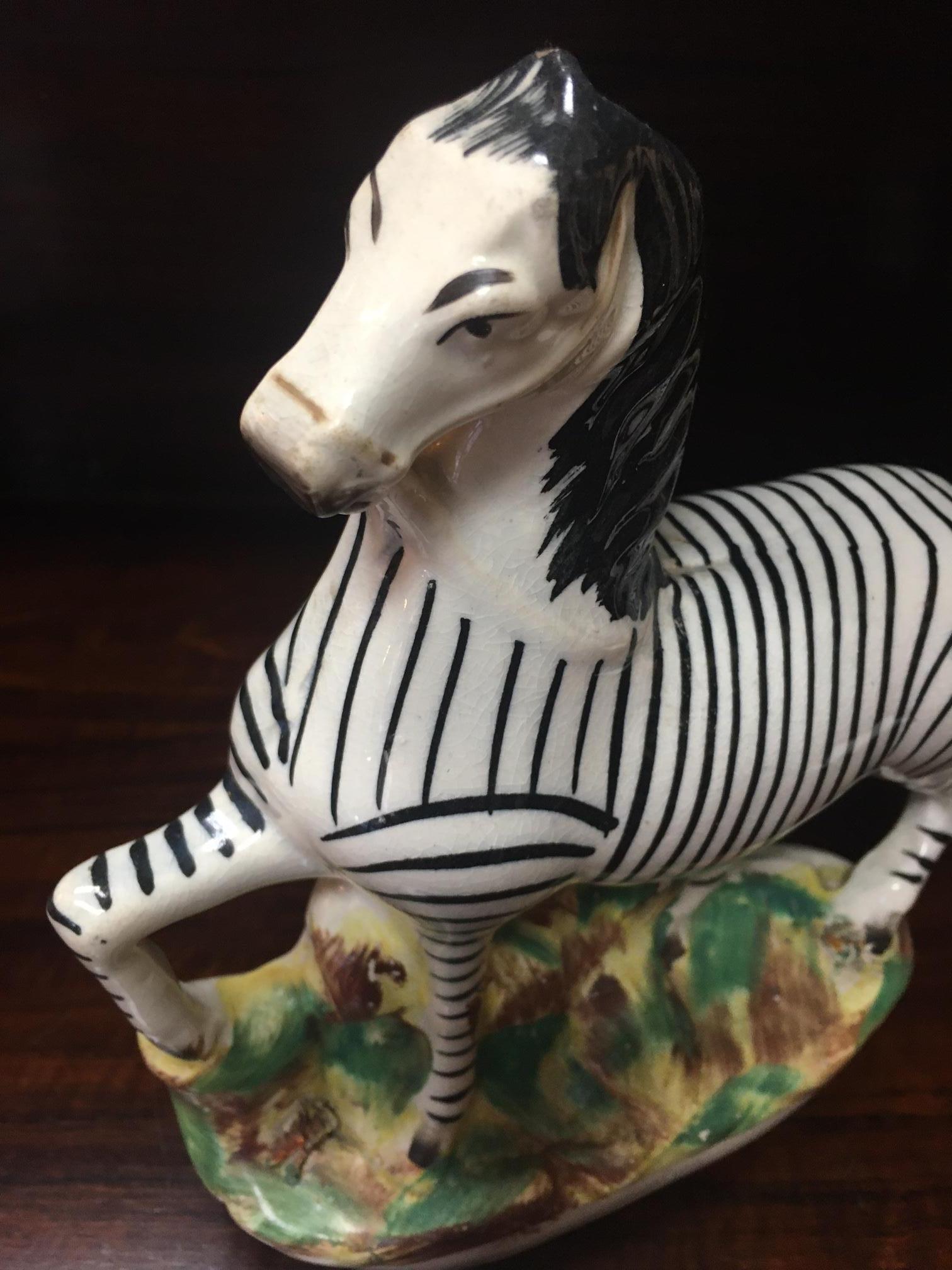 Porcellana Staffordshire Flatback di grandi dimensioni Zebra africana su cumulo d'erba c1850 in vendita 3