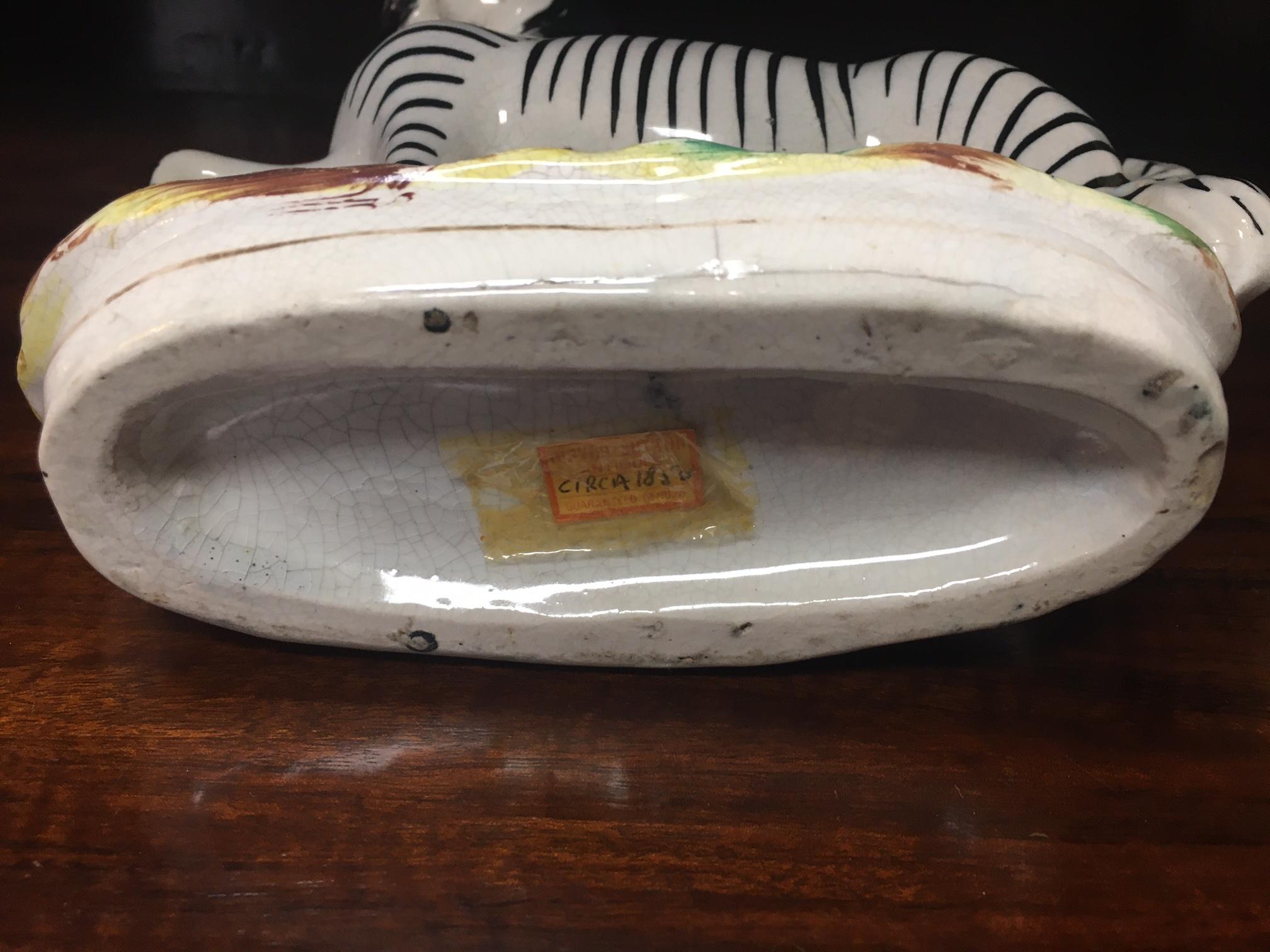 Porcellana Staffordshire Flatback di grandi dimensioni Zebra africana su cumulo d'erba c1850 in vendita 4