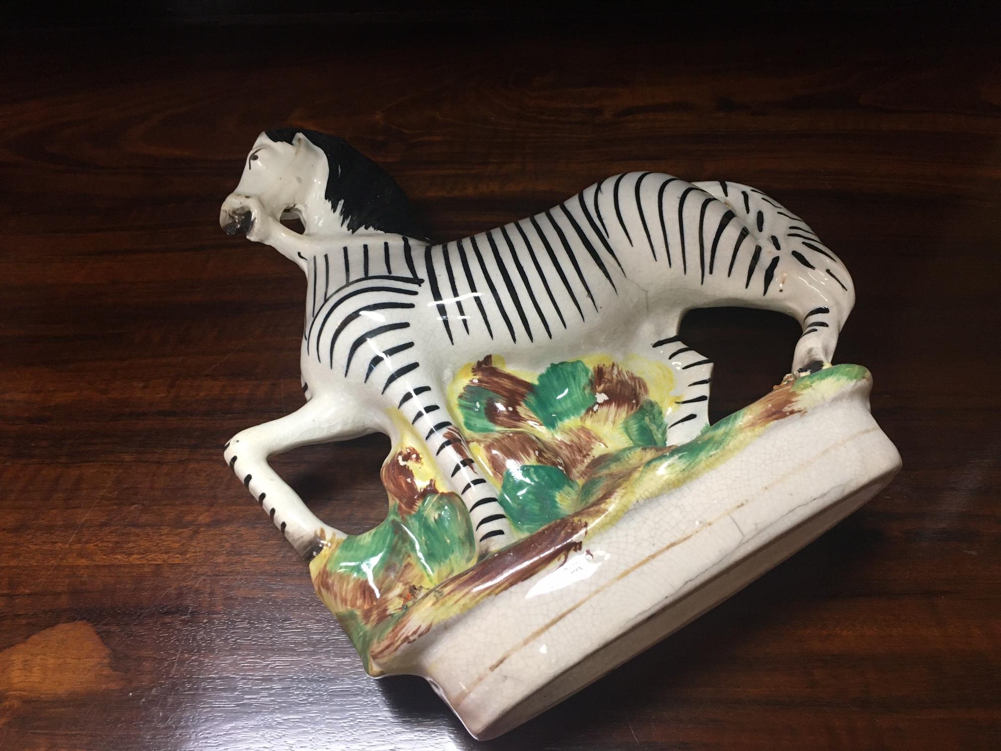  Questo bel compagno di metà epoca vittoriana presenta molti dettagli con linee decise e ombreggiature sottili. Si muove su una collinetta erbosa in posizione rivolta a sinistra ed è una rara taglia grande.
La maggior parte delle figure vittoriane