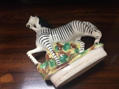 Porcelana plana de Staffordshire de gran tamaño Cebra africana sobre montículo de hierba c1850