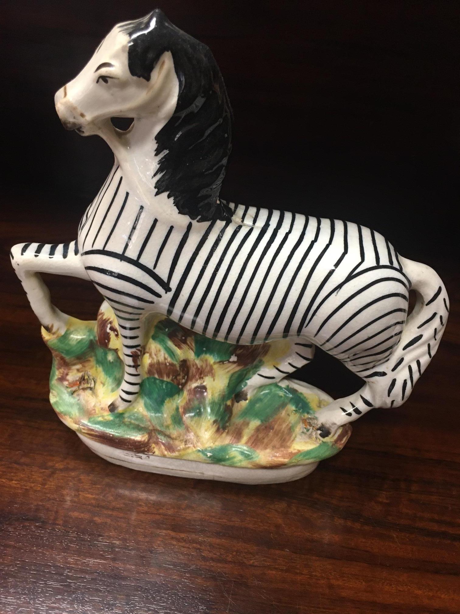 Pieno vittoriano Porcellana Staffordshire Flatback di grandi dimensioni Zebra africana su cumulo d'erba c1850 in vendita