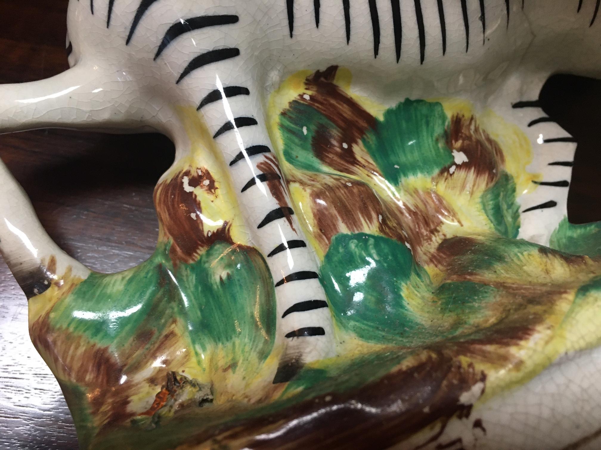 Inglese Porcellana Staffordshire Flatback di grandi dimensioni Zebra africana su cumulo d'erba c1850 in vendita