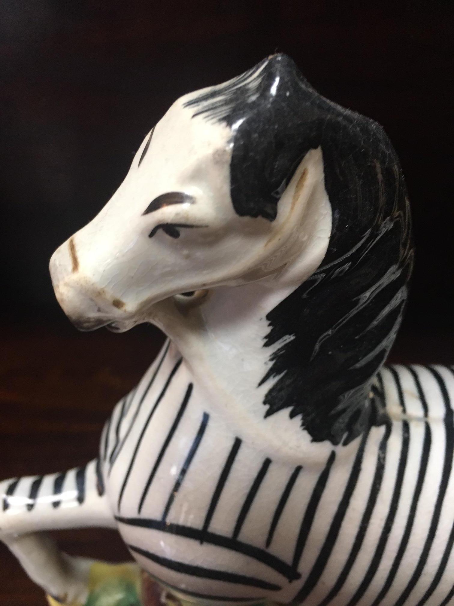 Dipinto a mano Porcellana Staffordshire Flatback di grandi dimensioni Zebra africana su cumulo d'erba c1850 in vendita