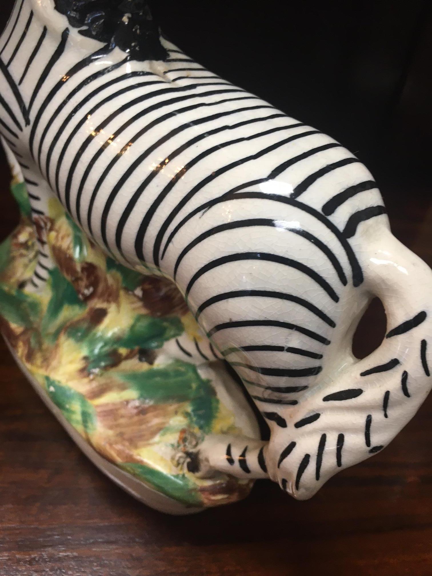 Porcellana Staffordshire Flatback di grandi dimensioni Zebra africana su cumulo d'erba c1850 In condizioni buone in vendita a Savannah, GA