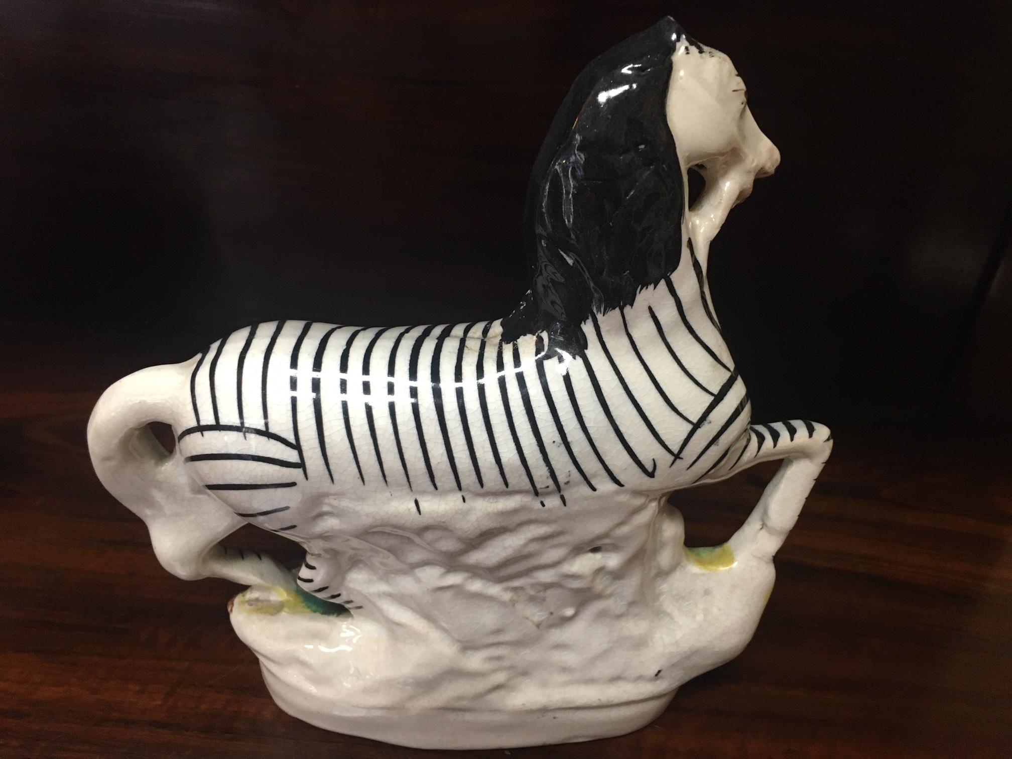 Porcellana Staffordshire Flatback di grandi dimensioni Zebra africana su cumulo d'erba c1850 in vendita 1