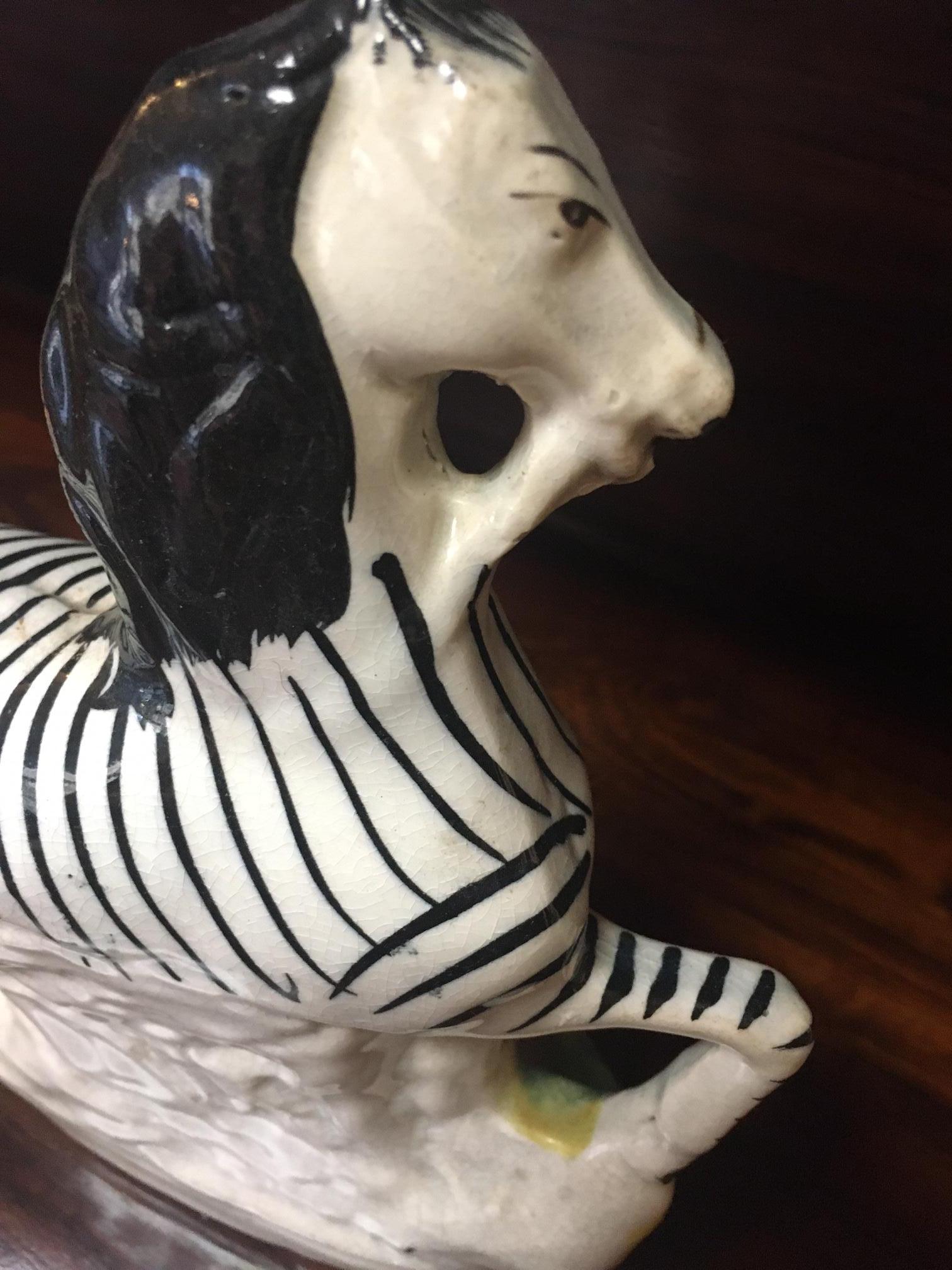 Porcellana Staffordshire Flatback di grandi dimensioni Zebra africana su cumulo d'erba c1850 in vendita 2