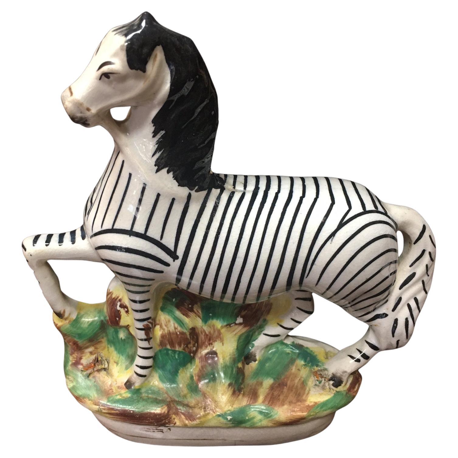 Porcellana Staffordshire Flatback di grandi dimensioni Zebra africana su cumulo d
erba c1850