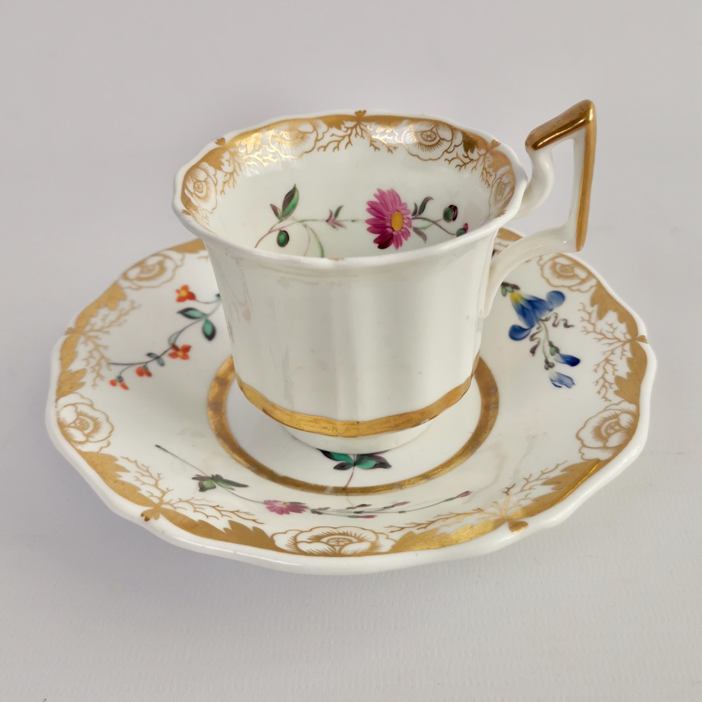 Staffordshire Porcelain Teacup Trio, White with Flowers, Regency, 1825-1830 In Good Condition In London, GB