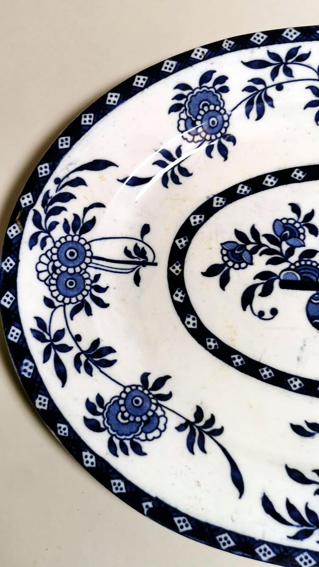 Plateau anglais Staffordshire Potteries avec décorations en faïence bleue en vente 3
