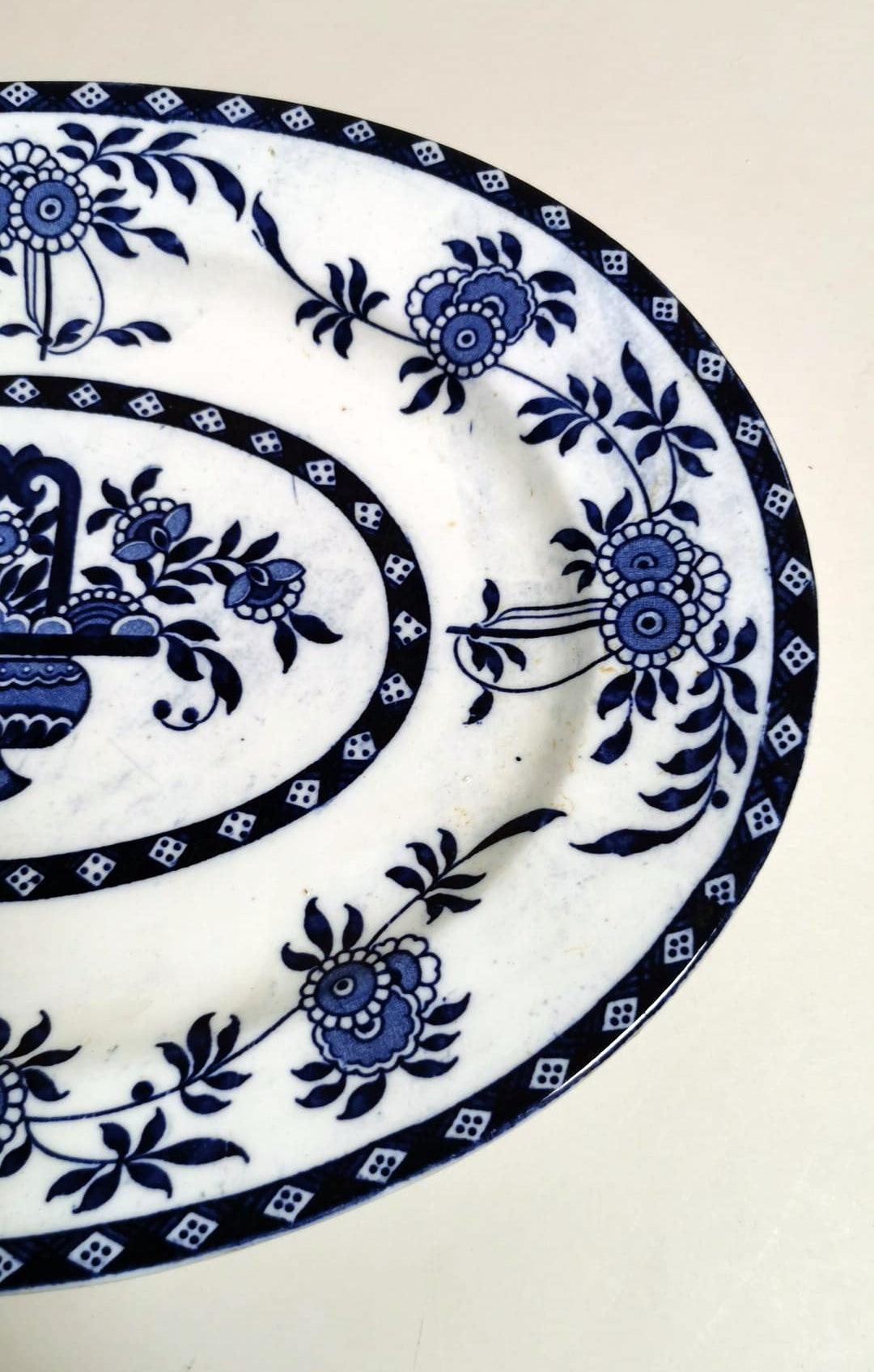 Plateau anglais Staffordshire Potteries avec décorations en faïence bleue en vente 4
