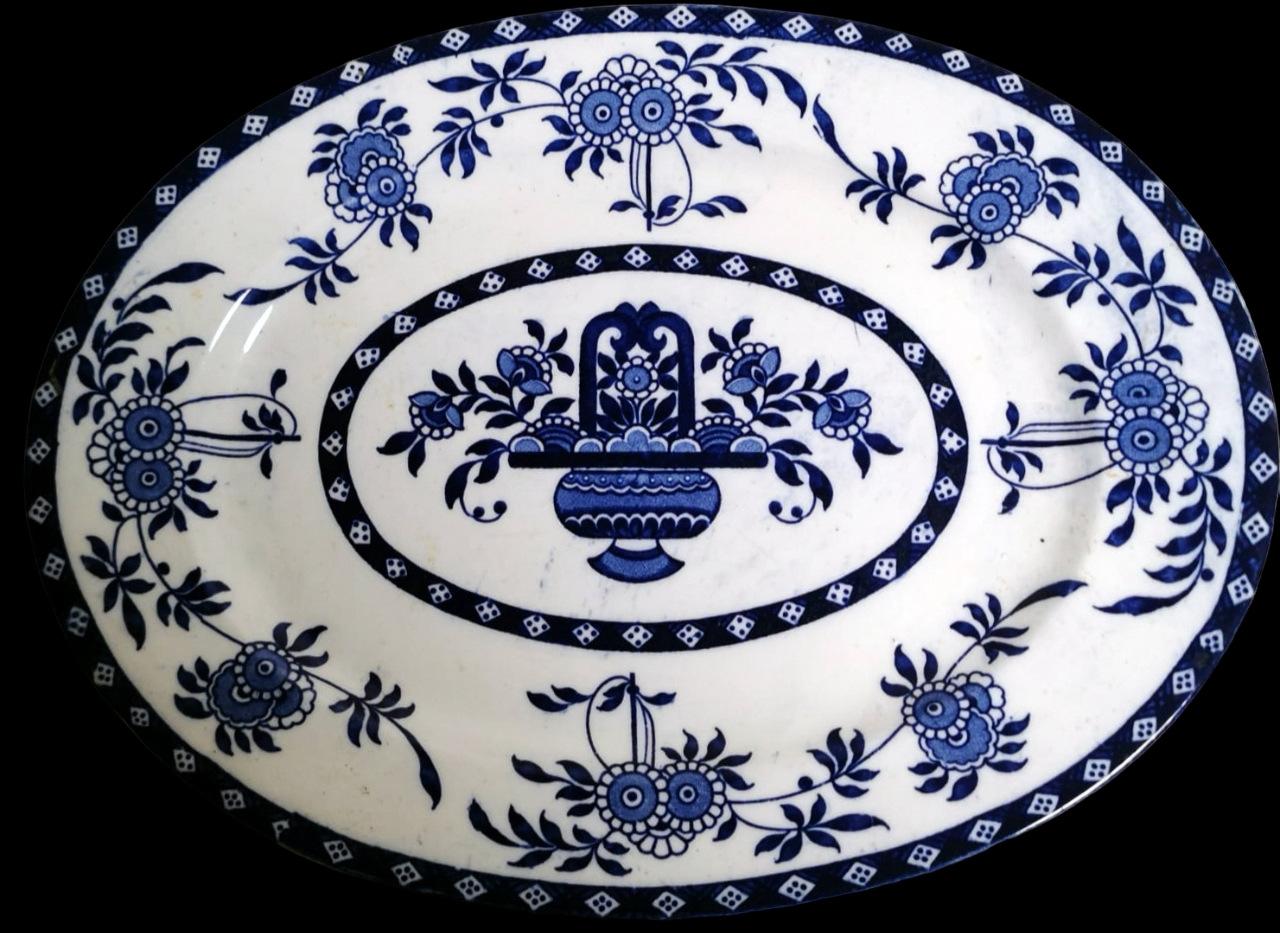 We kindly suggest you read the whole description, because with it we try to give you detailed technical and historical information to guarantee the authenticity of our objects.
Lovely and refined English oval ceramic tray; elegant and rich blue