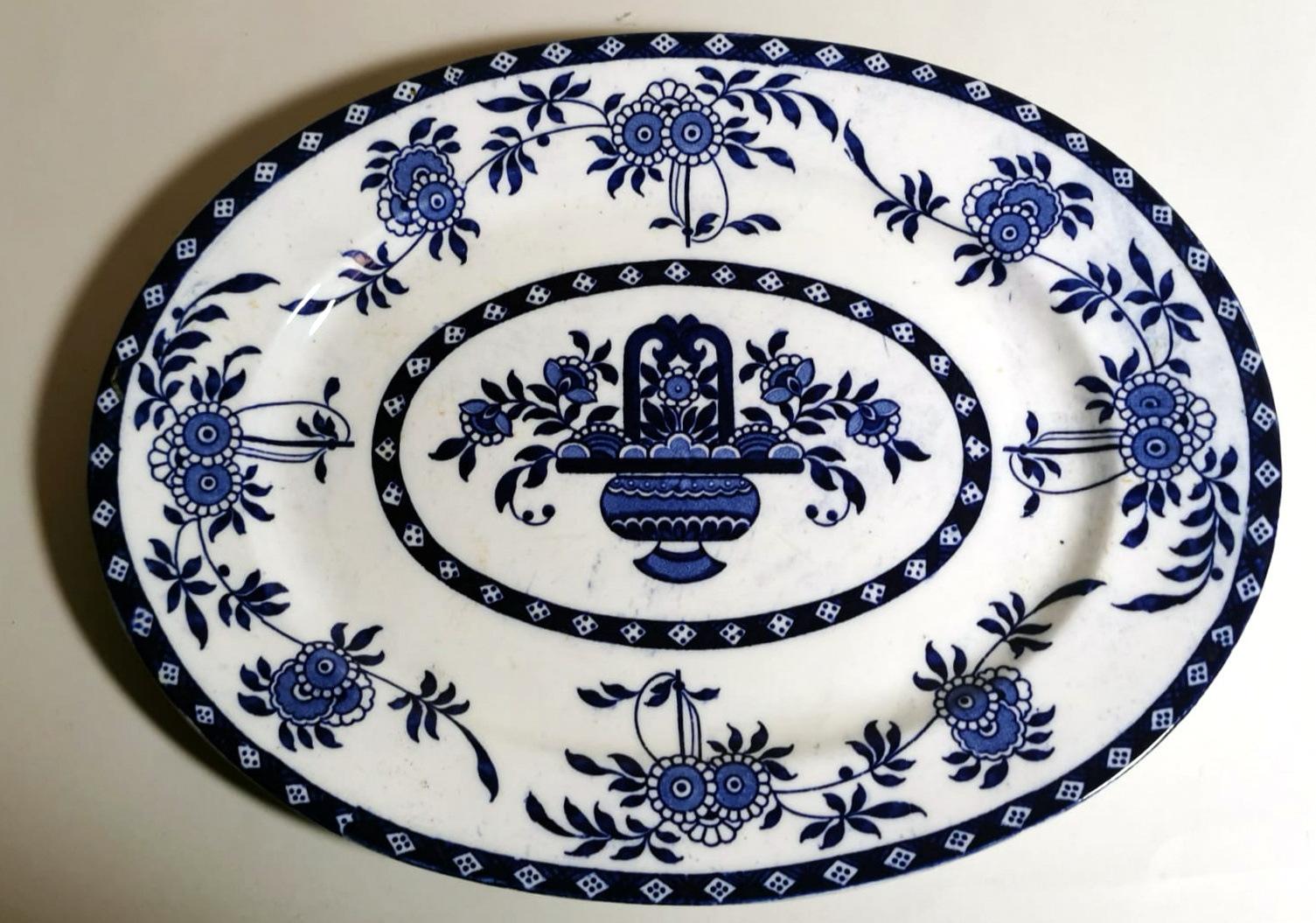 Victorien Plateau anglais Staffordshire Potteries avec décorations en faïence bleue en vente
