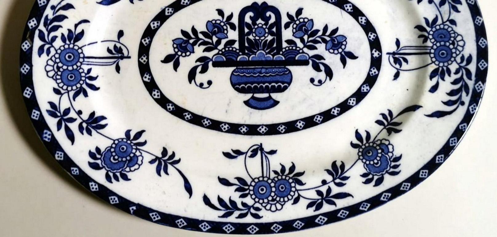 20ième siècle Plateau anglais Staffordshire Potteries avec décorations en faïence bleue en vente