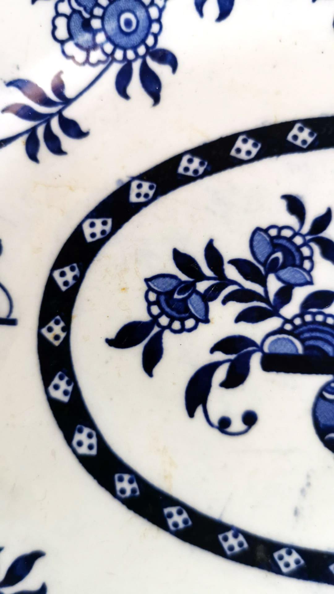Plateau anglais Staffordshire Potteries avec décorations en faïence bleue en vente 1