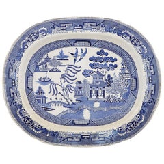 Plat de Chinoiserie imprimé bleu et blanc en poterie du Staffordshire