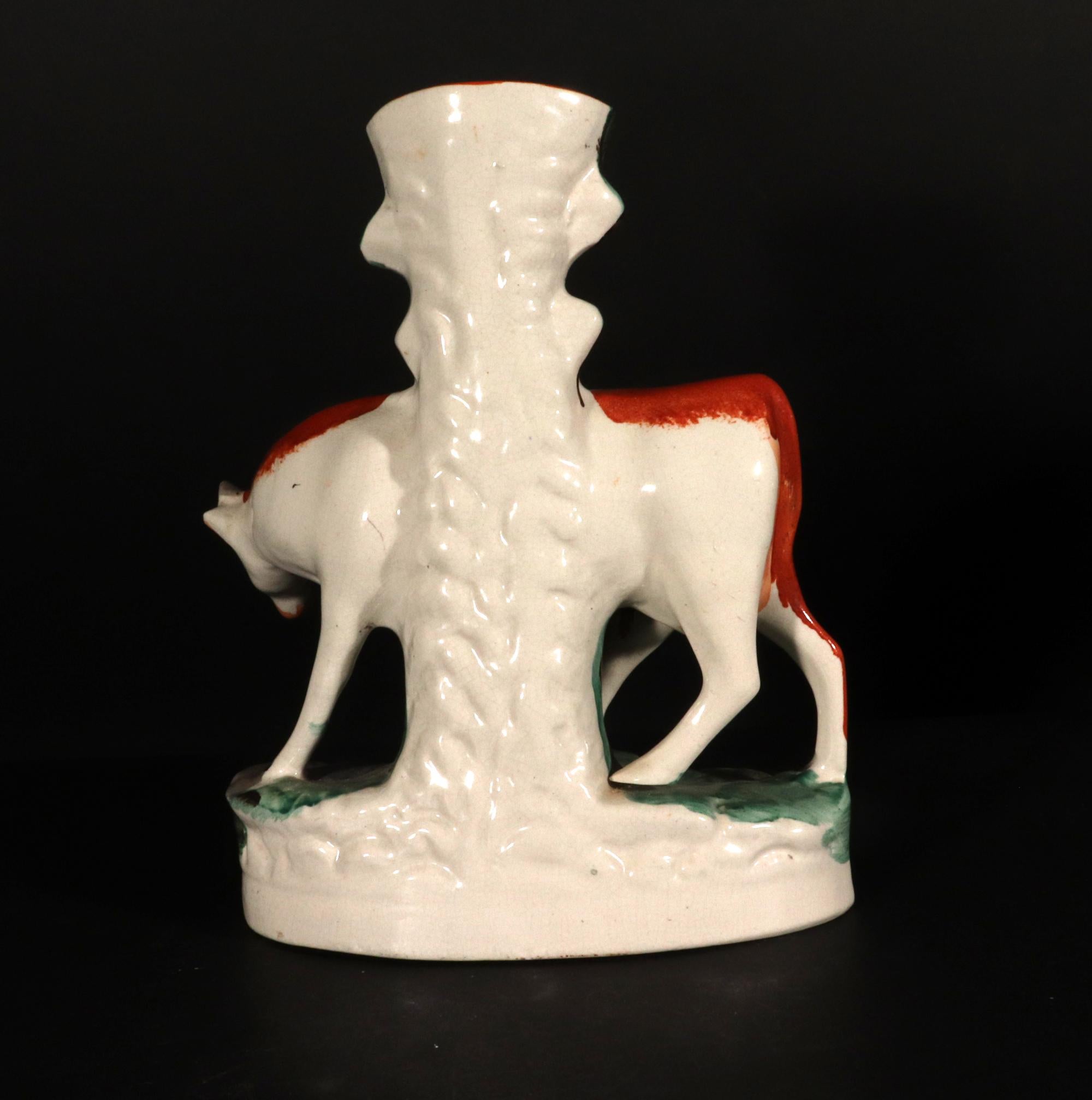 Jarrones con figura de vaca de cerámica de Staffordshire en venta 3